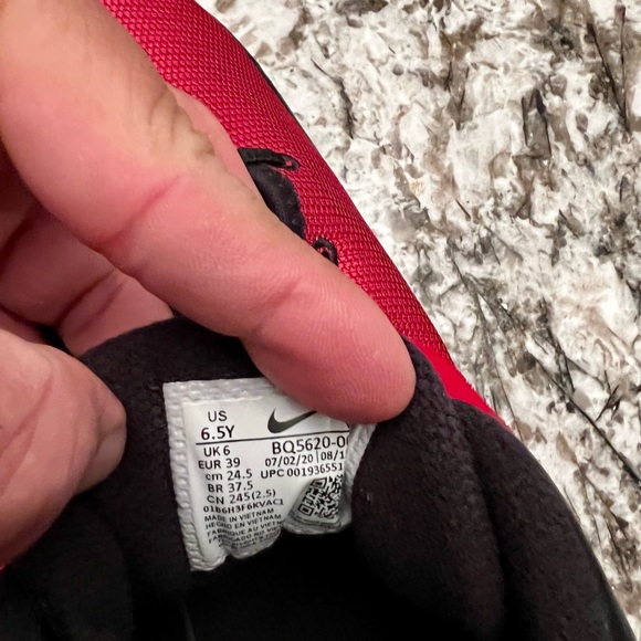 Nike Kids Kyrie Flytrap Causal Basketball Shoes. Big kid size 6.5Y. - Picture 12 of 12